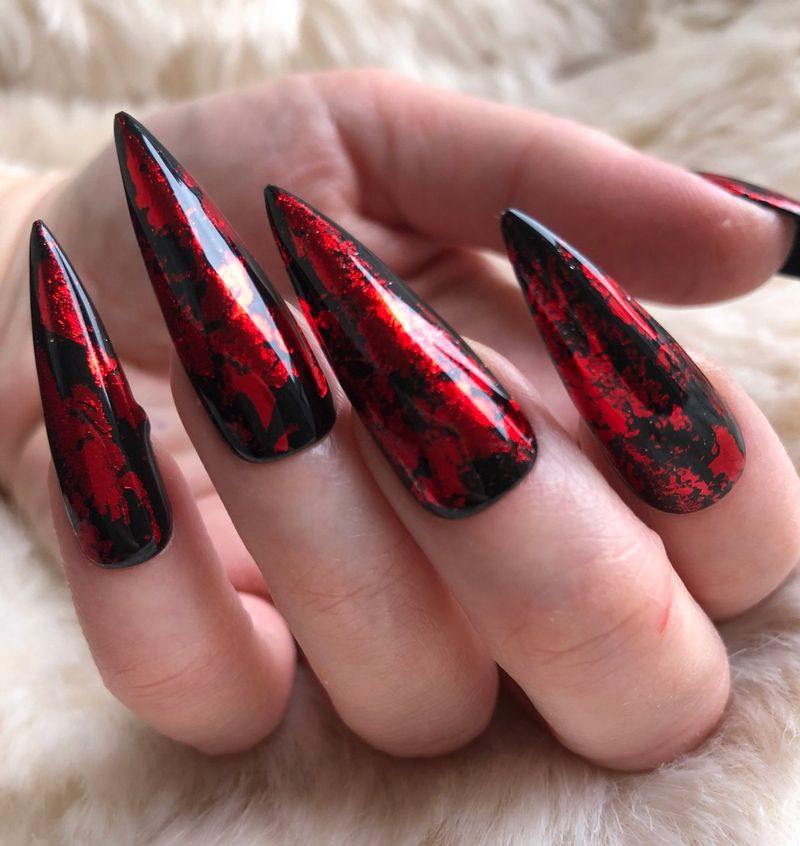 Dugi crno-crveni nokti za Noć vještica u obliku stileta