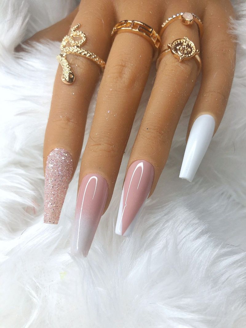 Slatki ružičasti i bijeli francuski nokti sa šljokicama