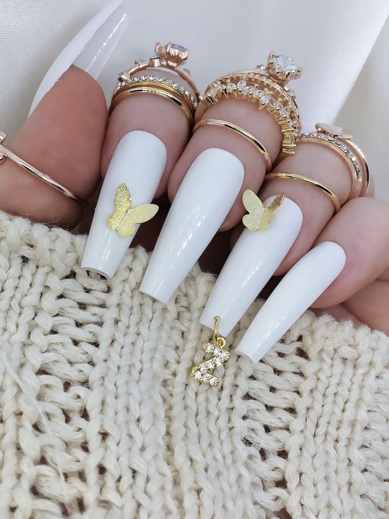 Ongles de cercueil blancs longs avec nail art papillon en or 3D
