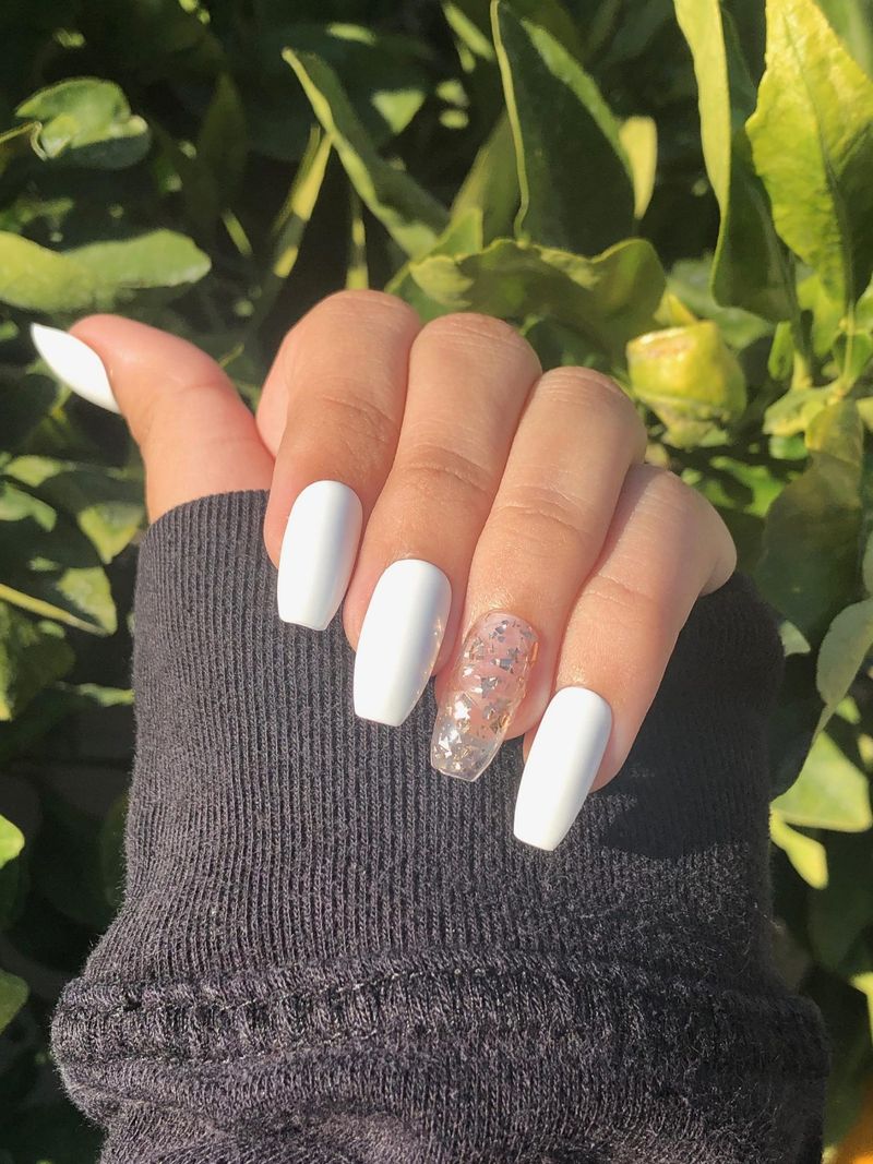 Ongles blancs avec nail art transparent
