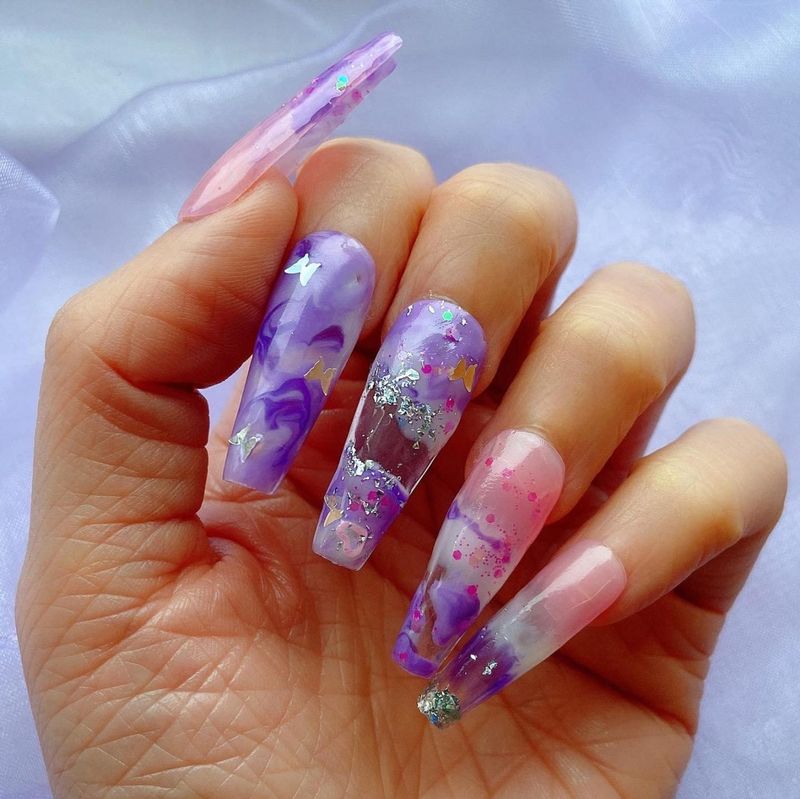 Slatki y2k estetski nokti boje lavande s leptirima