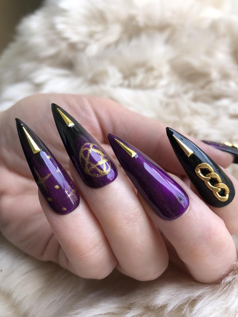 Svarte og lilla Halloween negler med gull nail art