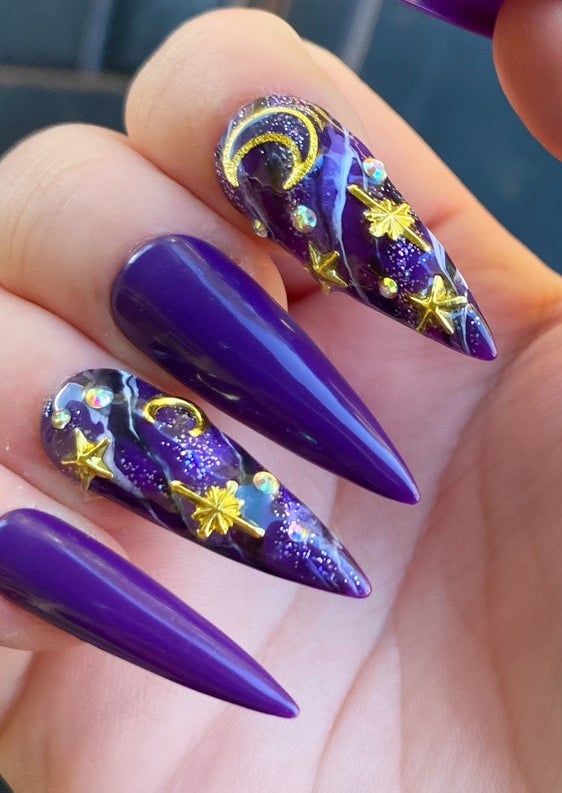 Mørk lilla stilettonegler med gull nail art