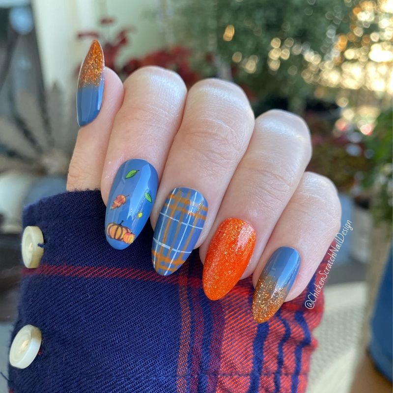 Plavi i narančasti jesenski karirani nokti sa svjetlucavima