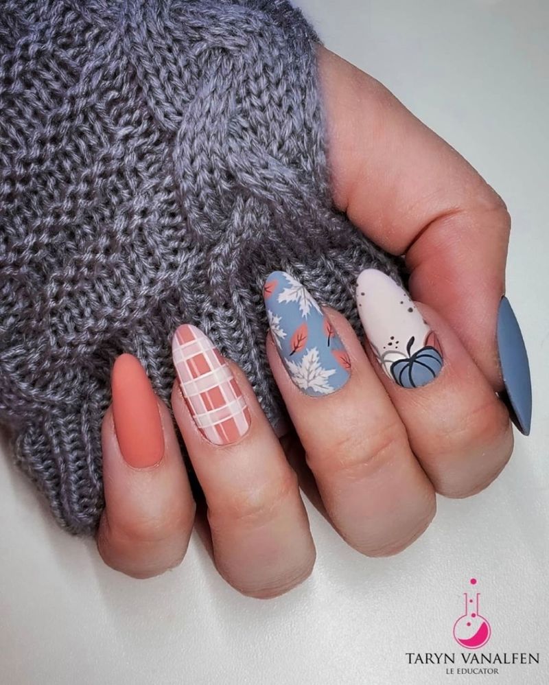 Terakota i plavi mat jesenski nokti s kariranim dizajnom