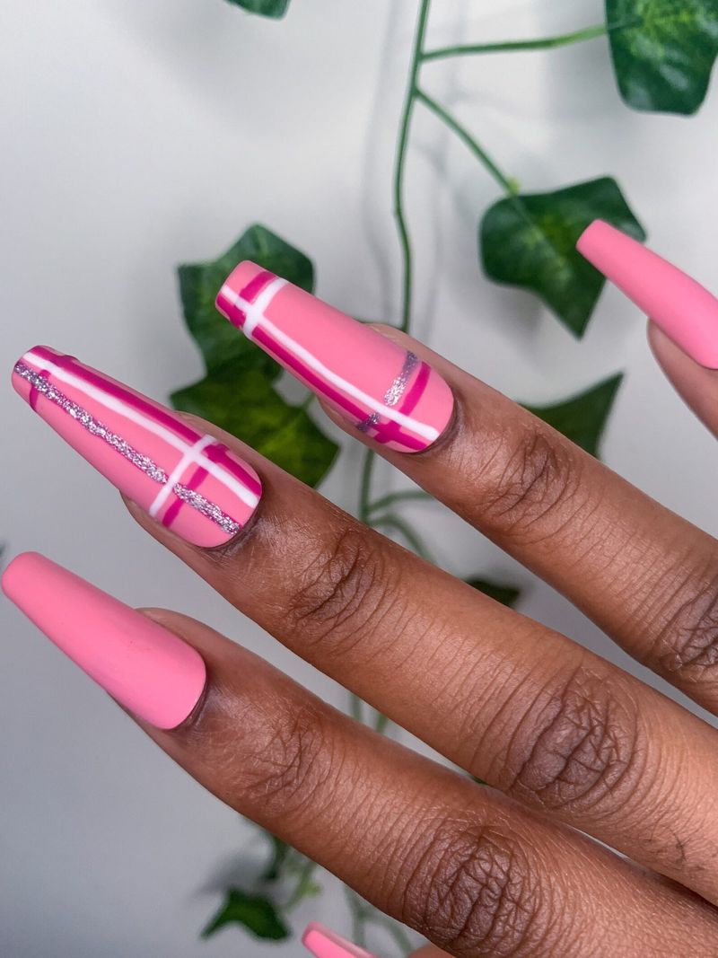 Slatki mat bubblegum ružičasti karirani nokti u obliku lijesa