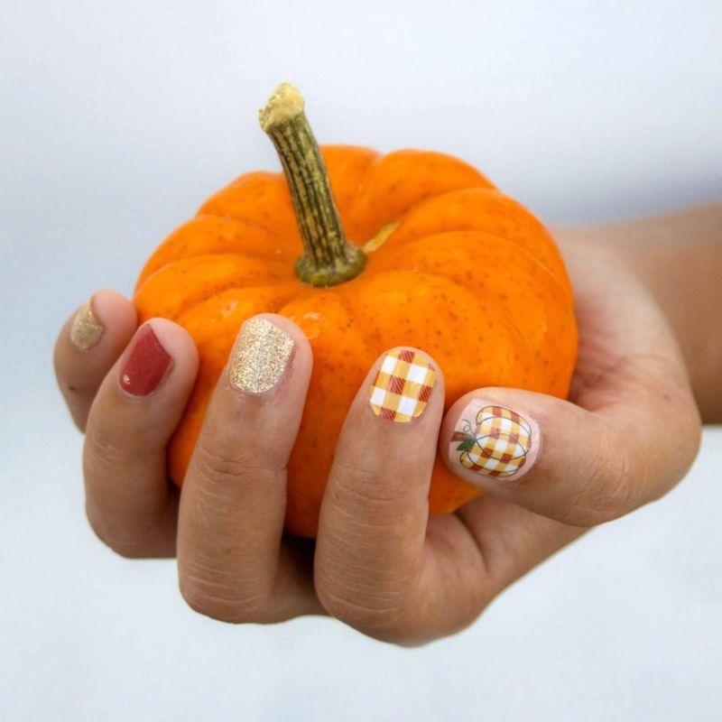 Slatki kratki karirani nokti od bundeve za jesen