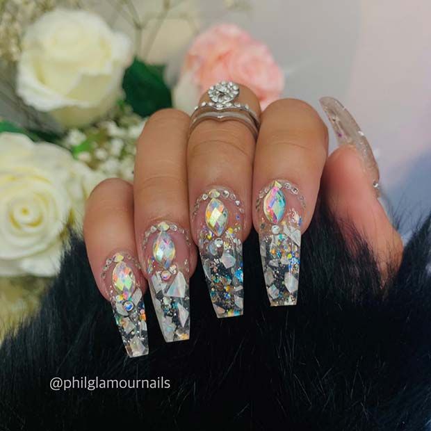 Ongles clairs longs cercueil avec strass