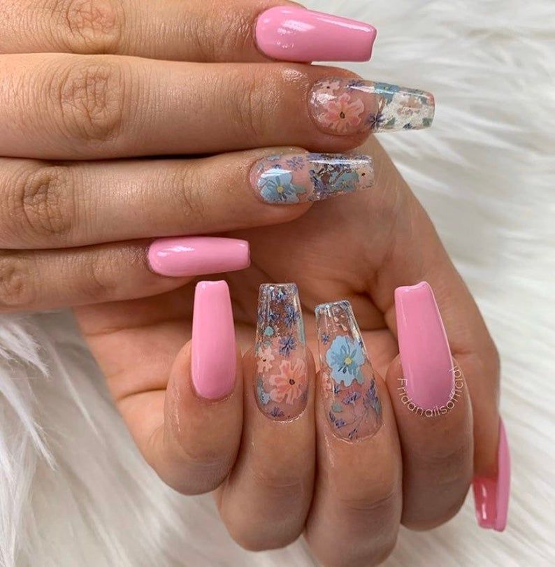 Ongles clairs roses et floraux