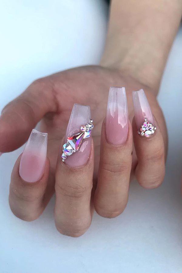 Ongles neutres nude et clairs avec strass