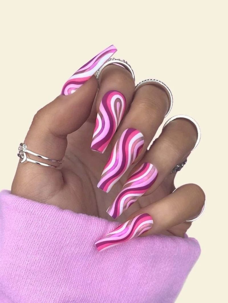 Яскраво-рожеві абстрактні нігті в стилі 90-х із завитками у формі труни