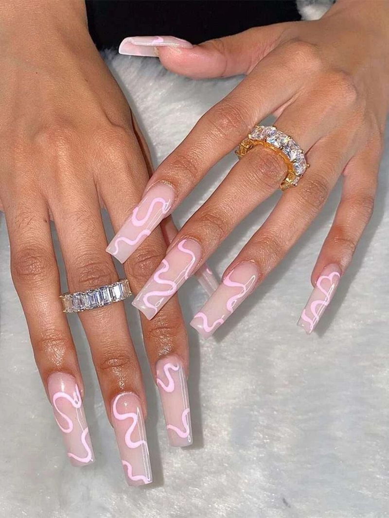Довгі труни нігті з рожевими абстрактними сучками