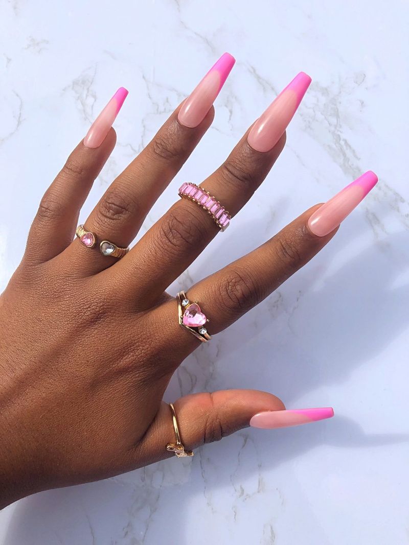 Довгі рожеві французькі нігті