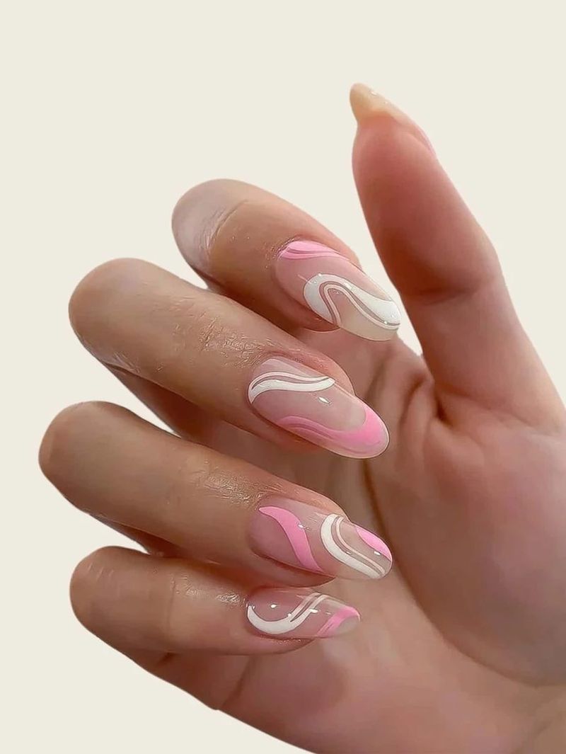 Білі та рожеві абстрактні нігті з сучками