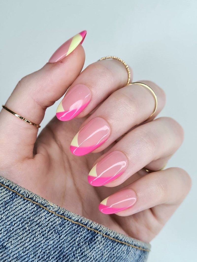 Сучасні барвисті французькі нігті з рожевими та світло-зеленими