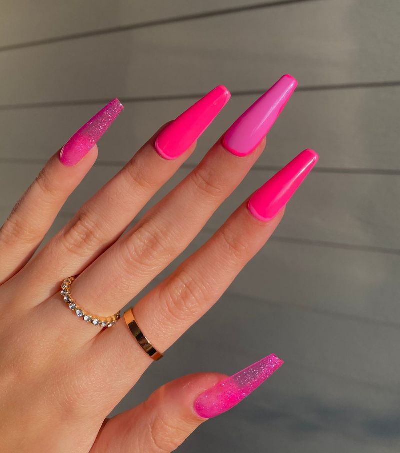 Яскраво-рожеві нігті труни з ефектом желе