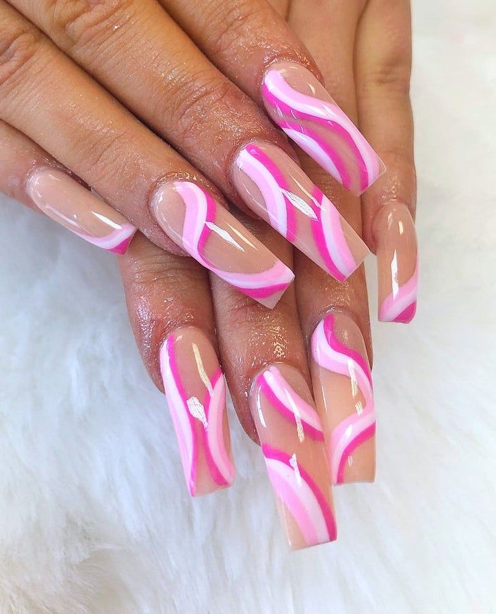 Довгі рожеві абстрактні нігті з сучками у формі труни