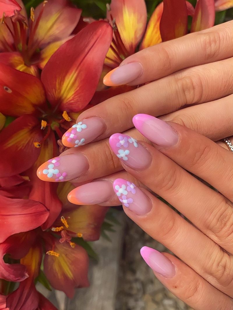 Помаранчеві та рожеві французькі нігті з квітковим нейл-артом