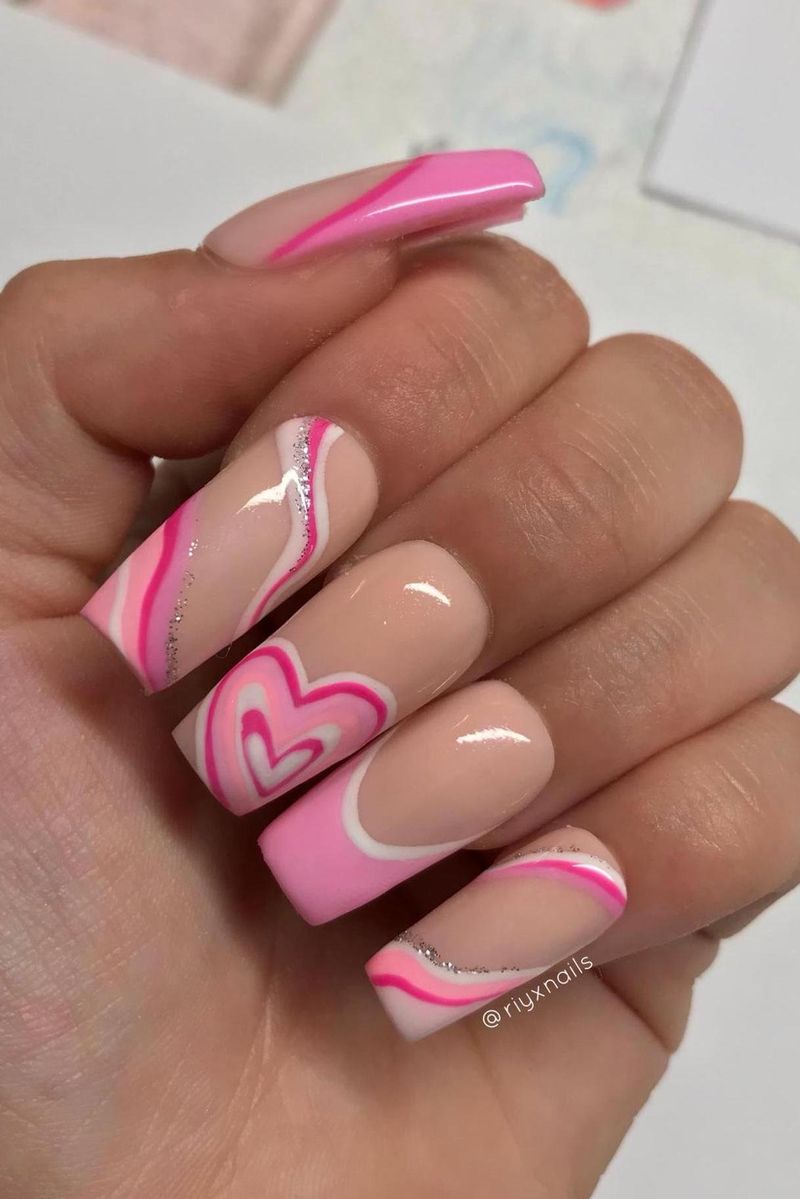 Рожеві нігті з завитками в стилі 90-х років