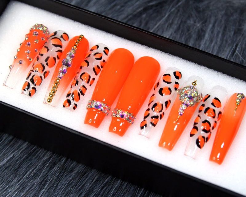 Neon narančasti festivalski nokti s printom geparda