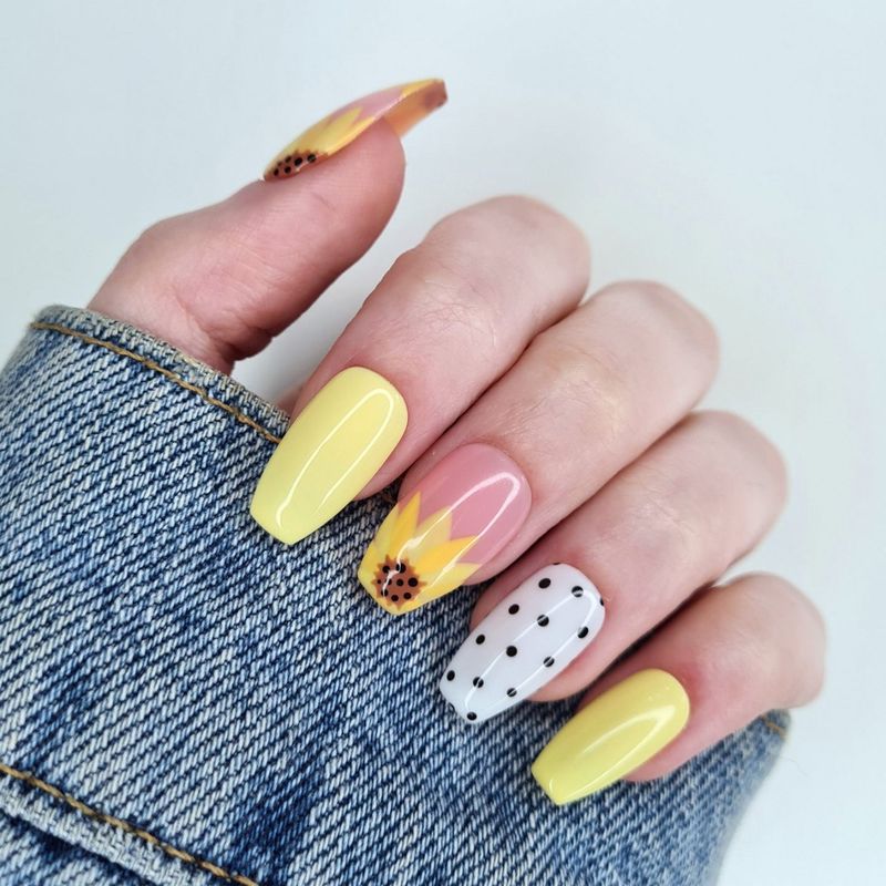Žuti suncokretovi nokti s crnim i bijelim točkicama