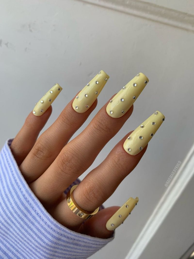 Pastelno žuti nokti s dijamantima od rhinestone