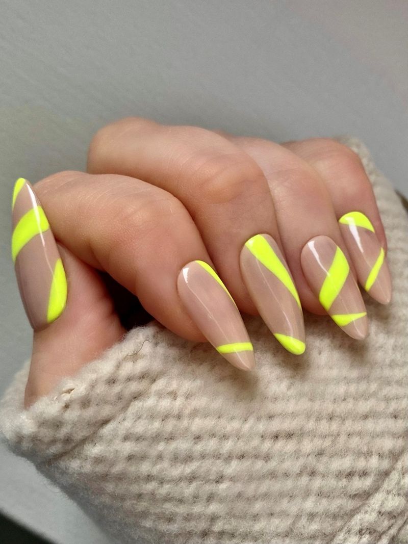 Neon žuti i goli apstraktni nokti