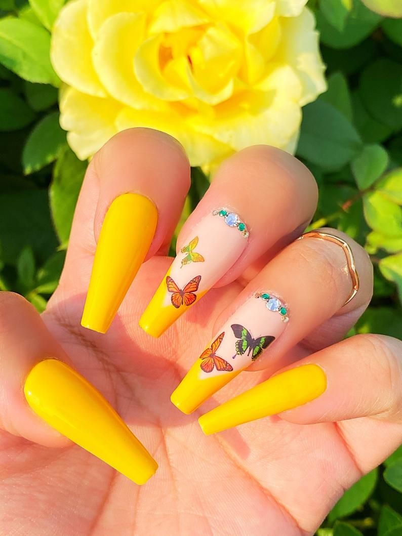 Svijetlo žuti nokti s leptirima