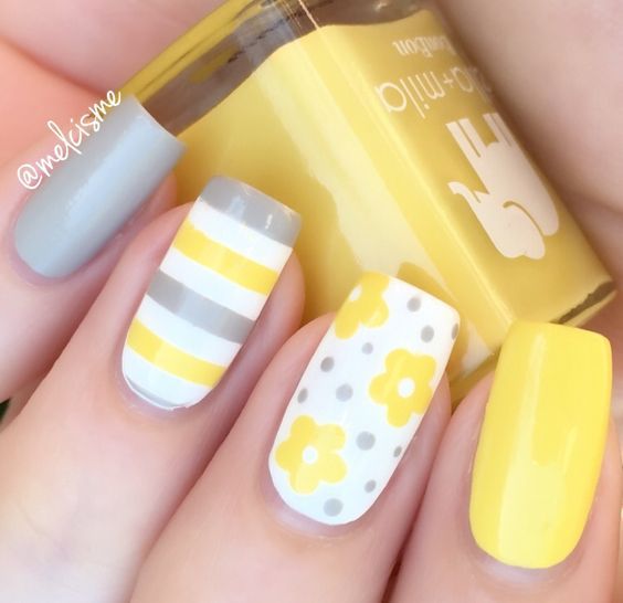 Žuti i sivi dizajn noktiju