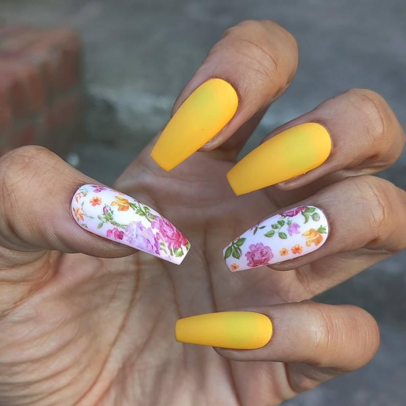 Mat žuti nokti s cvjetnim dizajnom