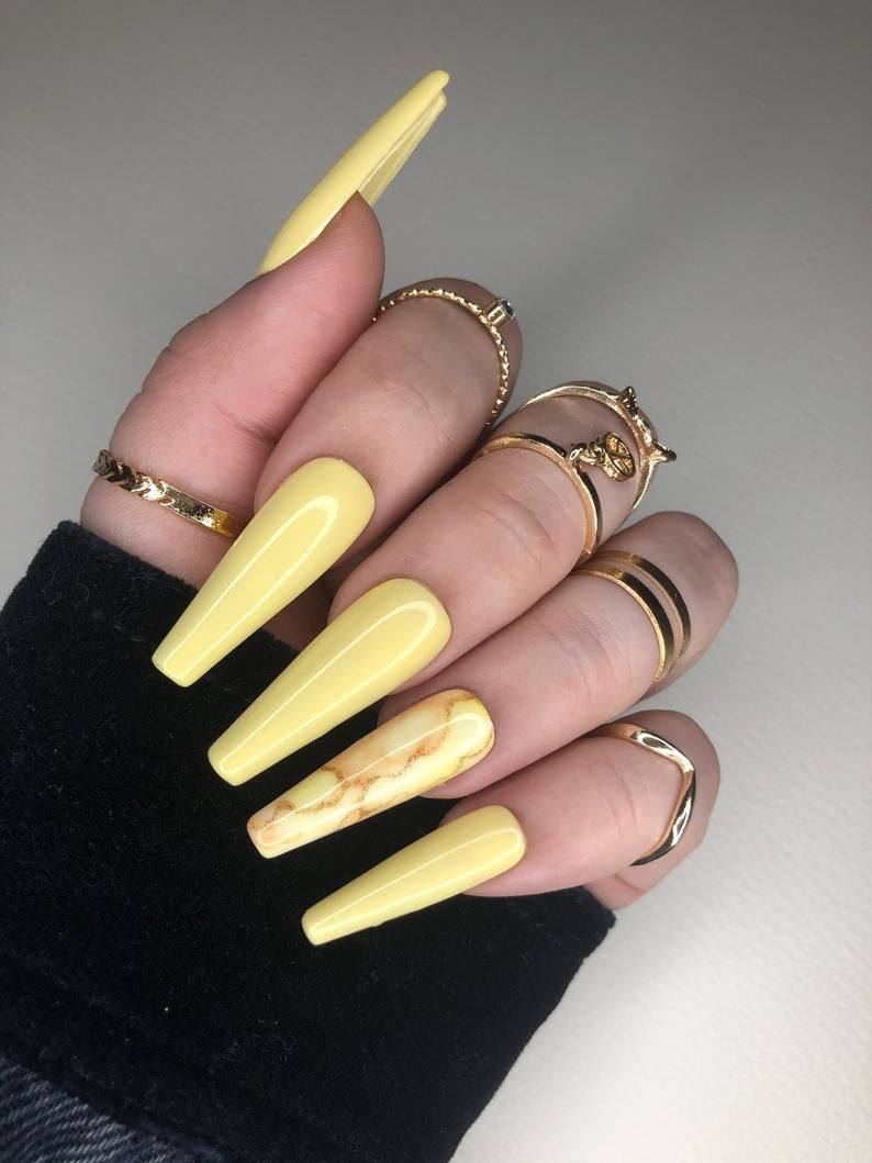 Pastelno žuti mramorni nokti