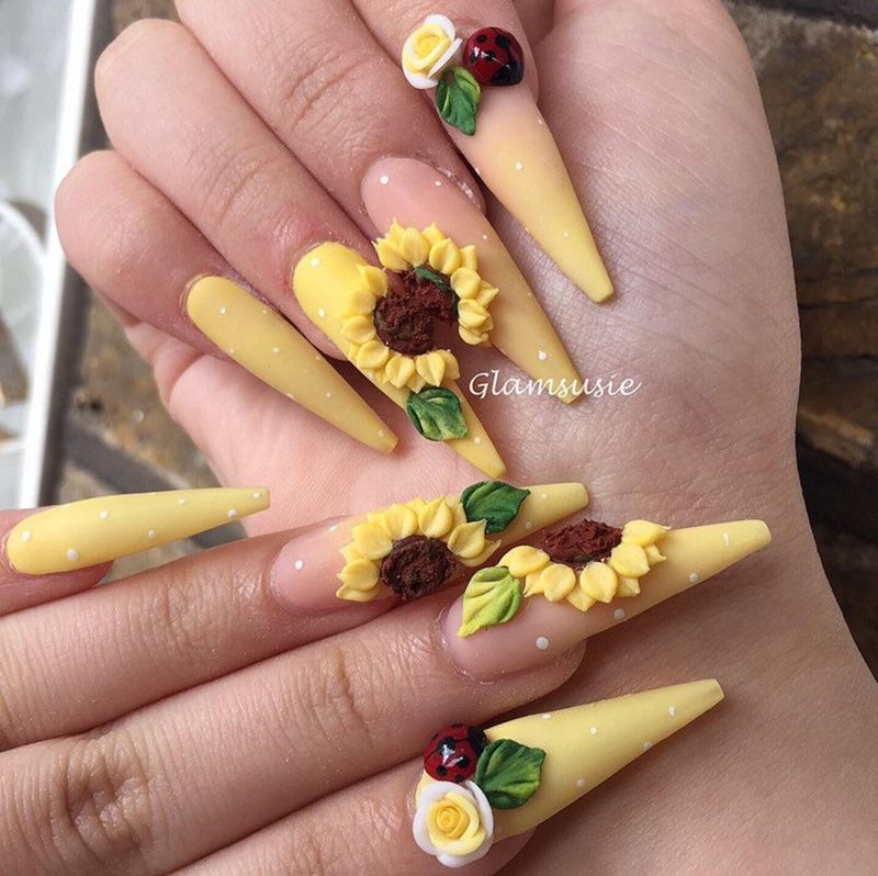 Žuti suncokretov dizajn noktiju