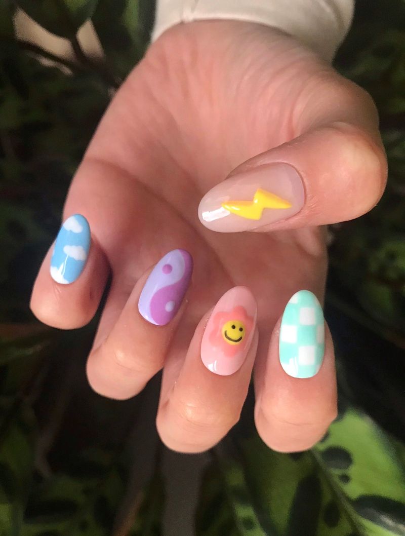 Pastel mezcla y combina uñas con emojis