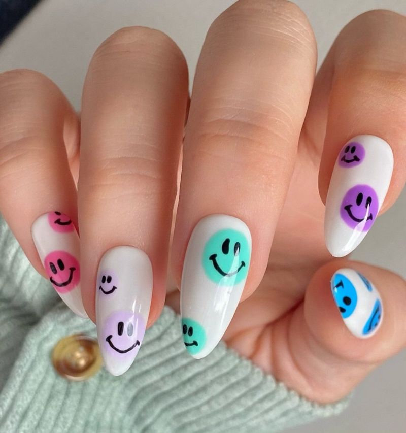 Uñas blancas con emojis de colores