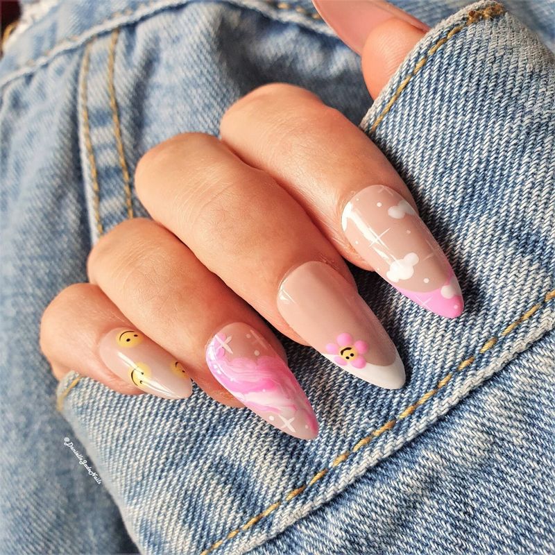 Lindas uñas de almendra rosa con arte de uñas en la nube y puntas francesas