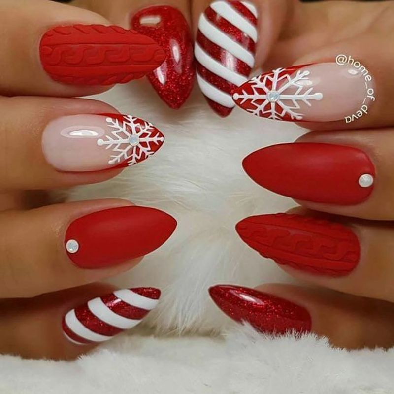 قصب الحلوى الأبيض والأحمر مسامير عيد الميلاد مع أظافر سترة والثلج