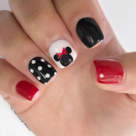 Ongles courts Disney avec du noir, du rouge et du blanc.