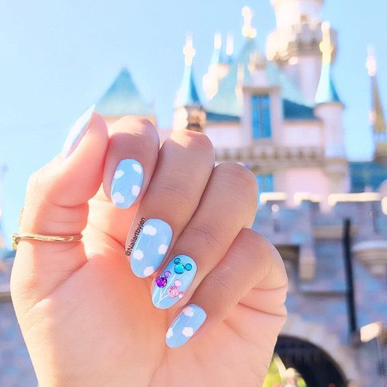 Ongles Disney bleu clair