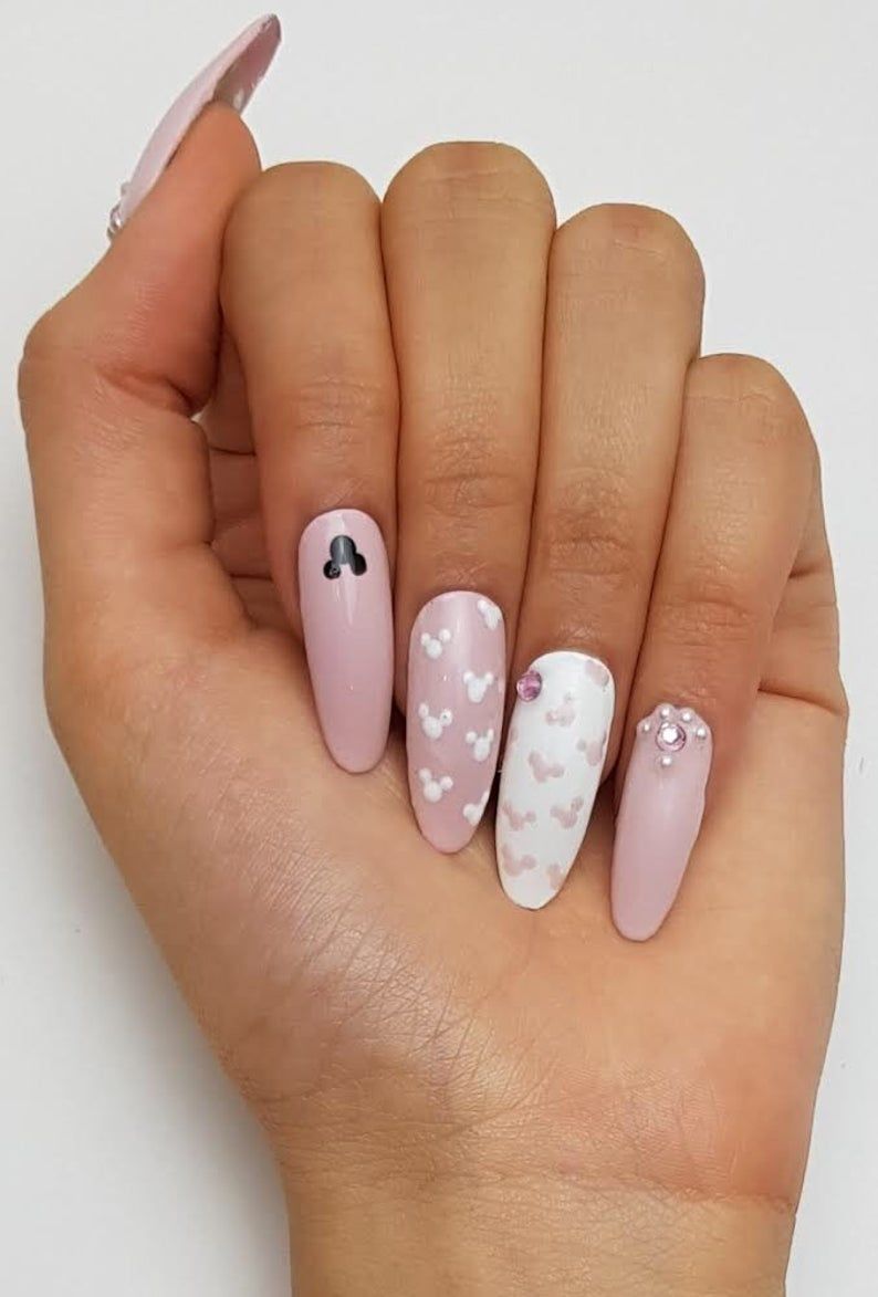 Ongles Mickey Mouse Disney blancs et roses mignons