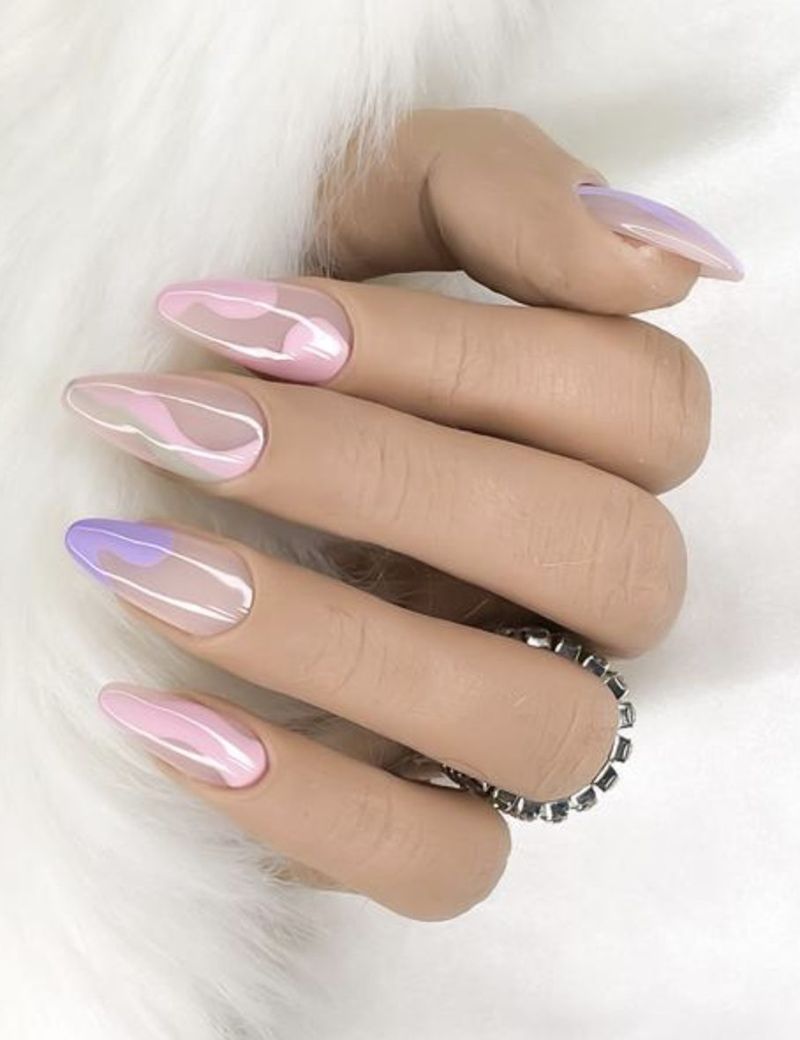 Фіолетові та рожеві абстрактні нігті з сучками