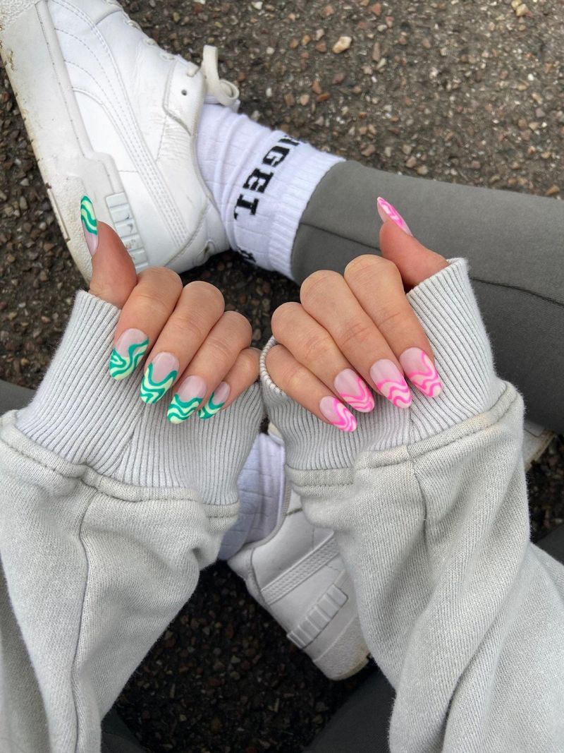 Зелені та рожеві французькі нігті з завитками