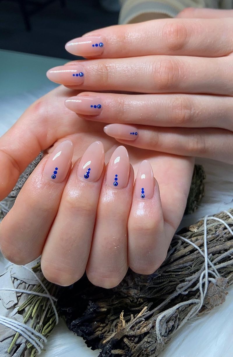 Мінімалістичні нігті з блакитними точками