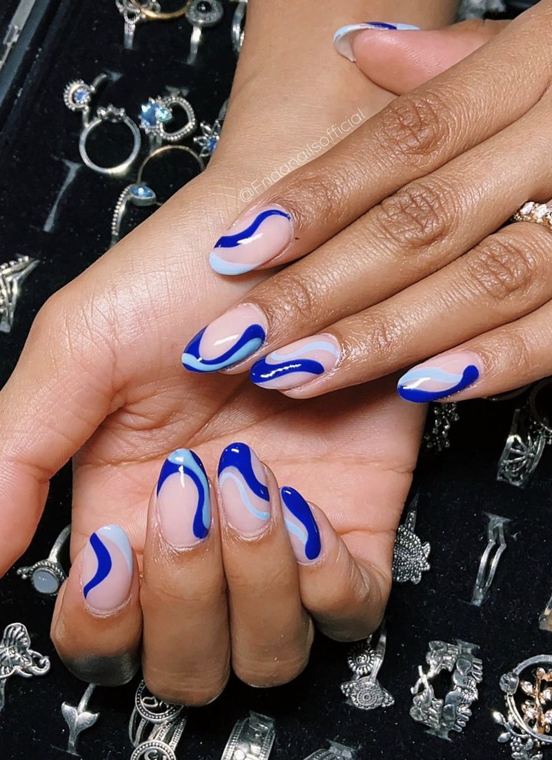 Сині абстрактні нігті з лініями і сучки