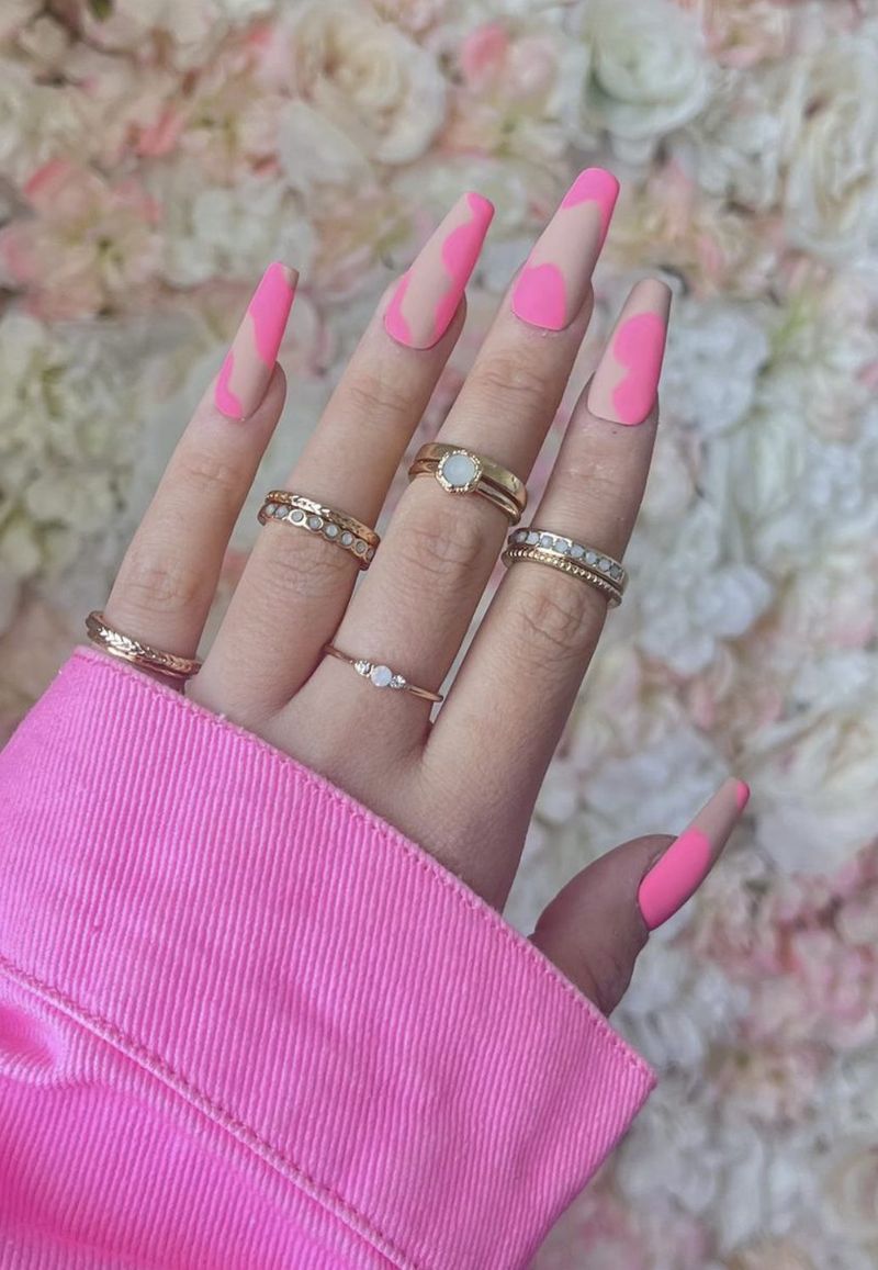 Матові яскраво-рожеві абстрактні нігті з завитками