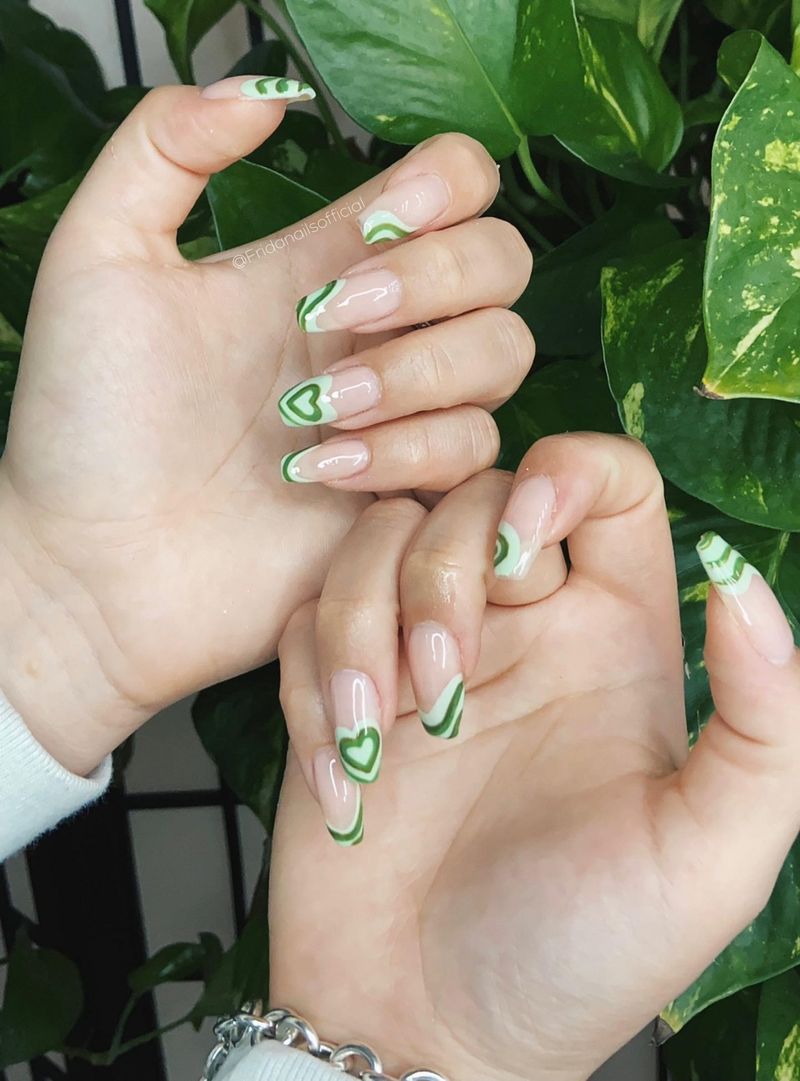 Абстрактні зелені французькі нігті з сердечками