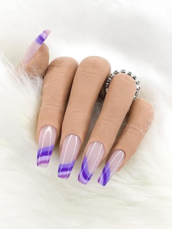 Милі фіолетові французькі нігті