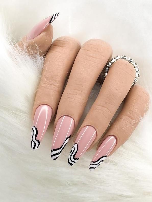 Милі чорно-білі французькі нігті