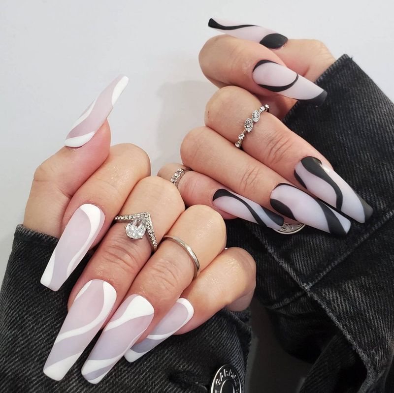 Милий чорно-білий абстрактний дизайн нігтів