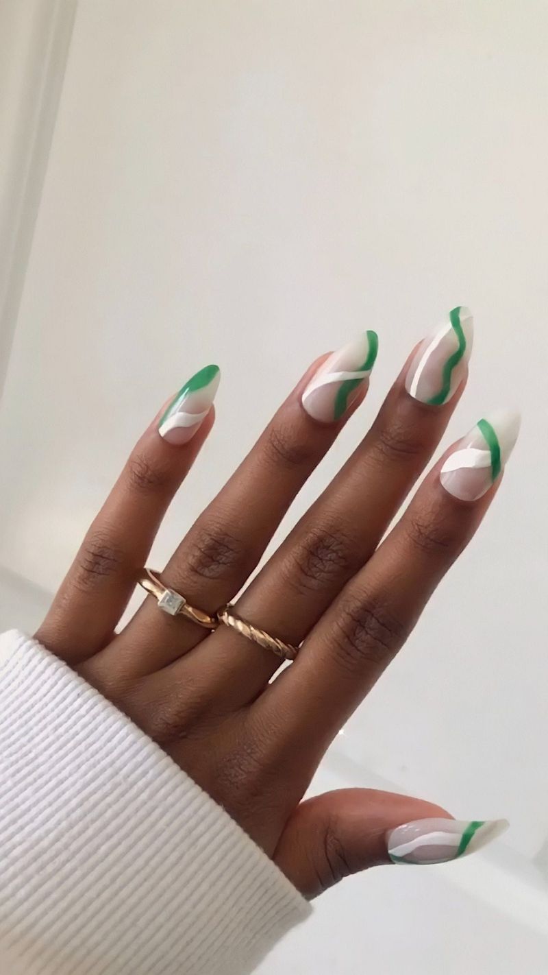 Slatki bijeli i zeleni apstraktni nokti