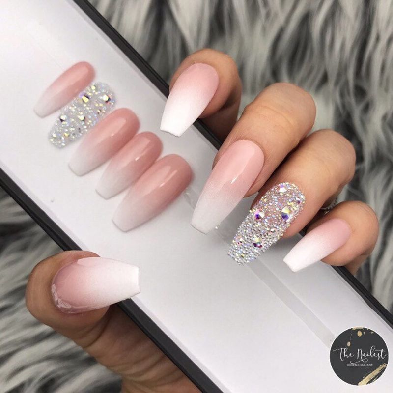 Bijeli i ružičasti francuski nokti sa srebrnim kamenčićima